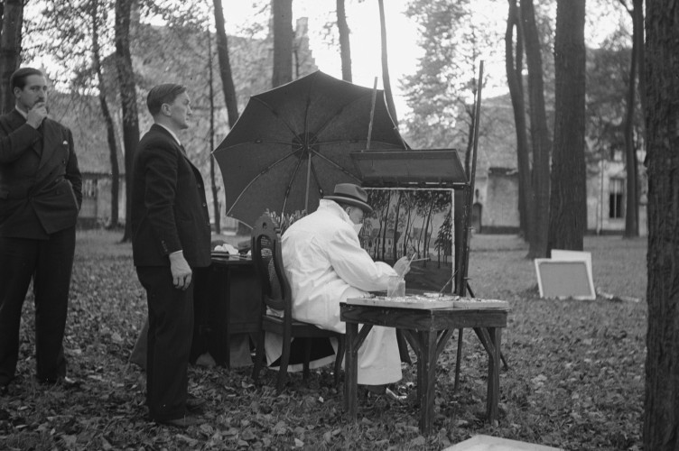 Sir Winston Churchill schildert naar de natuur in het Begijnhof 16 10 1948 p