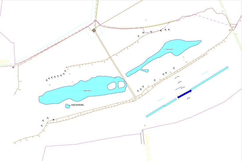 Technische kaart van een terrein met drie blauwe waterpartijen, wegen en percelen. Tekst: oude bomkrater, ILICOSTRAAT.